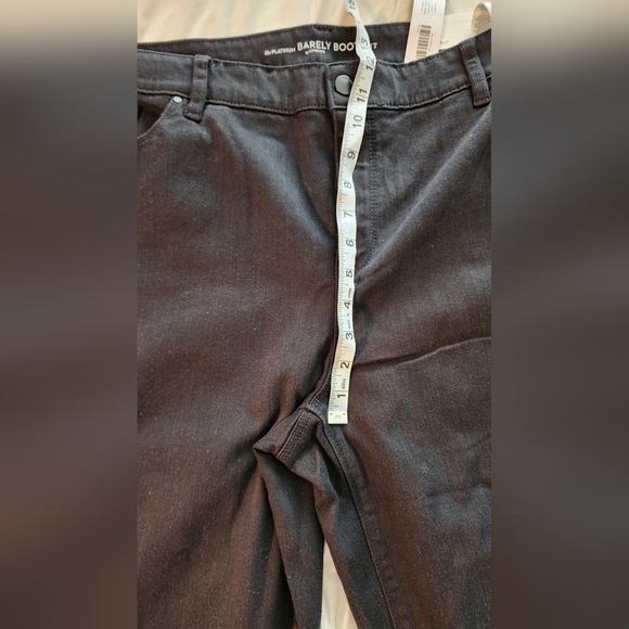Chico's PLATINUM Barely Bootcut Jeans in Black 18 Tall - Picture 6 of 16